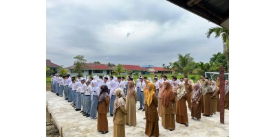 Upacara bendera dengan Pembina Pak Khairil Anam, S.Pd selaku Kepala Satuan Pendidikan SMAN 2 TJB